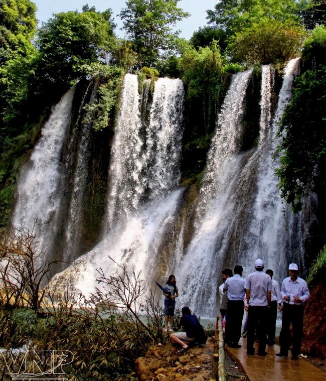 Waterfall reference photo supplied for the Bản Áng waterfall and stream entry; exact location not independently verified.