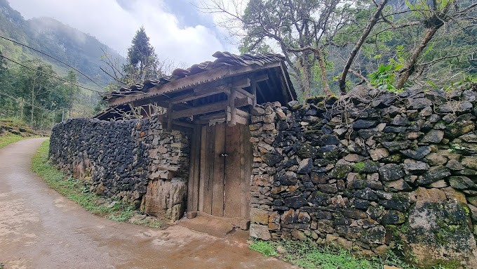 Stone gateway at Sảo Há village (Hell Village), supplied by the user.